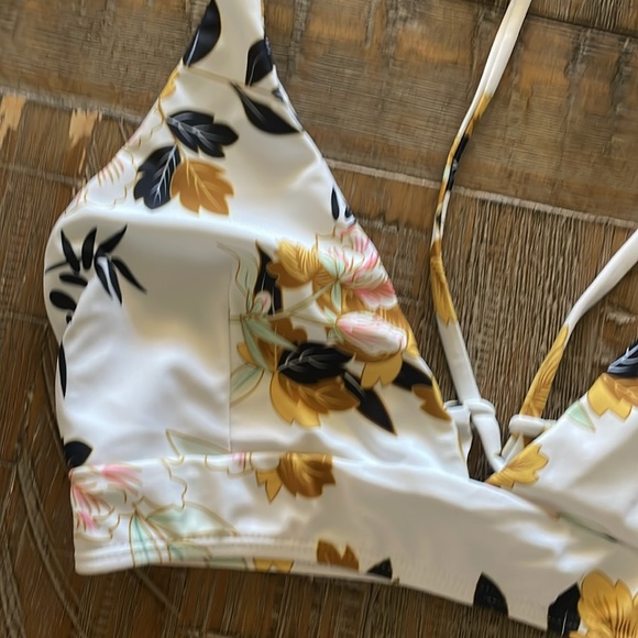 Bikini - Picture 2 of 4